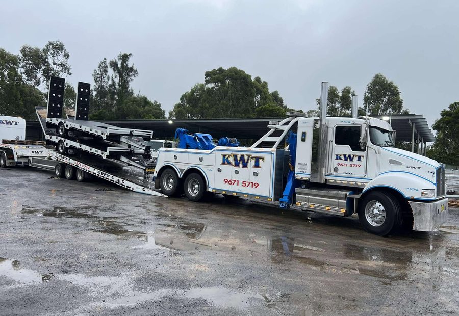 KWT tilt tray truck