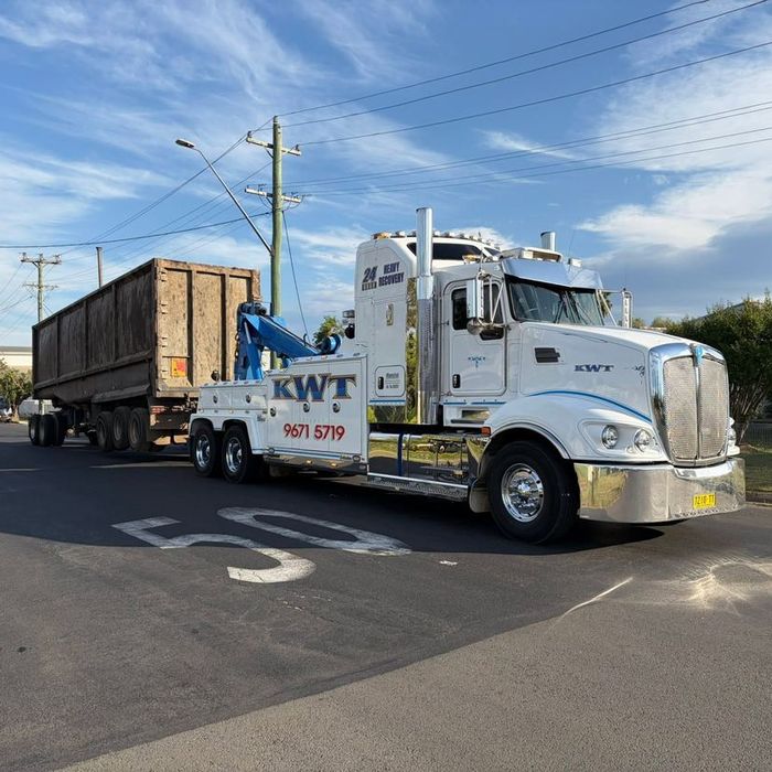 KWT truck transporting a vehicle on the road