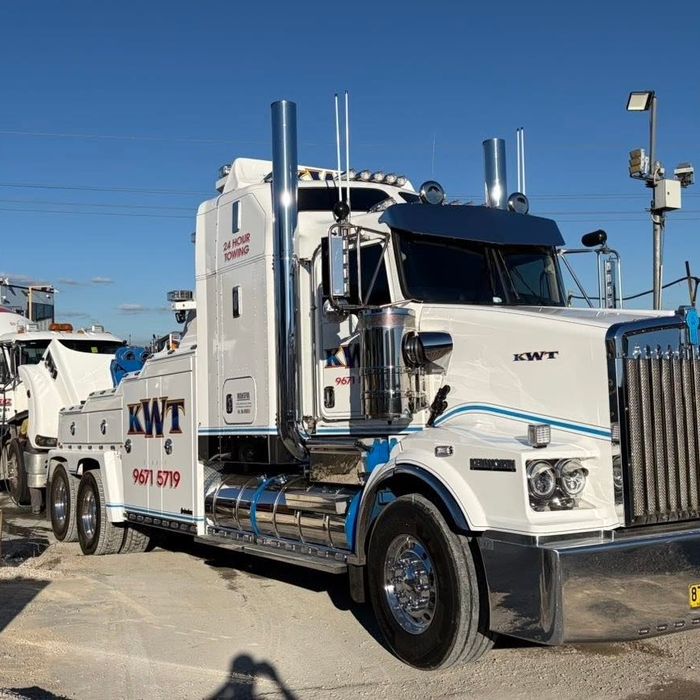 KWT truck on site for a container delivery
