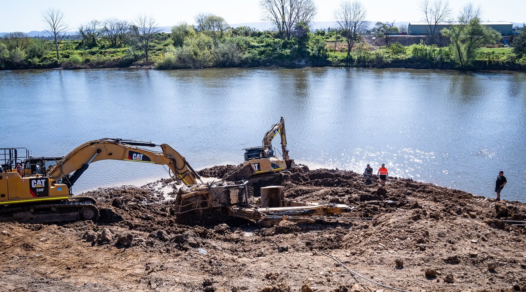 KWT heavy recovery crew on a complex river-bank recovery job