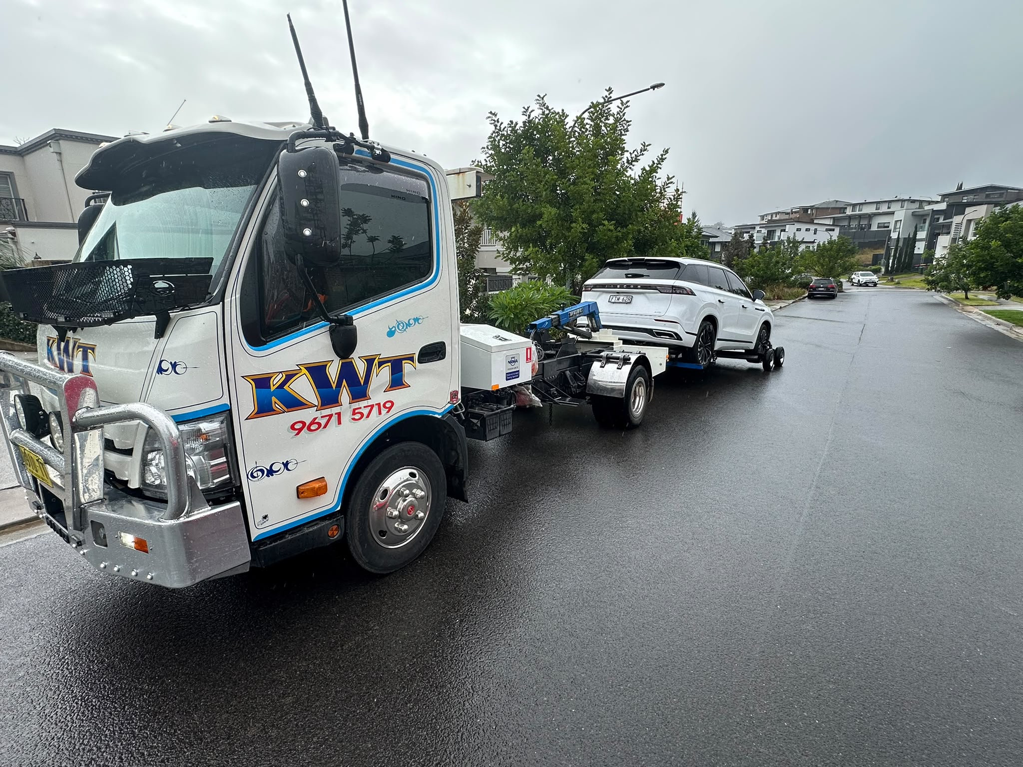 KWT heavy wrecker under-lifting a tipper at night